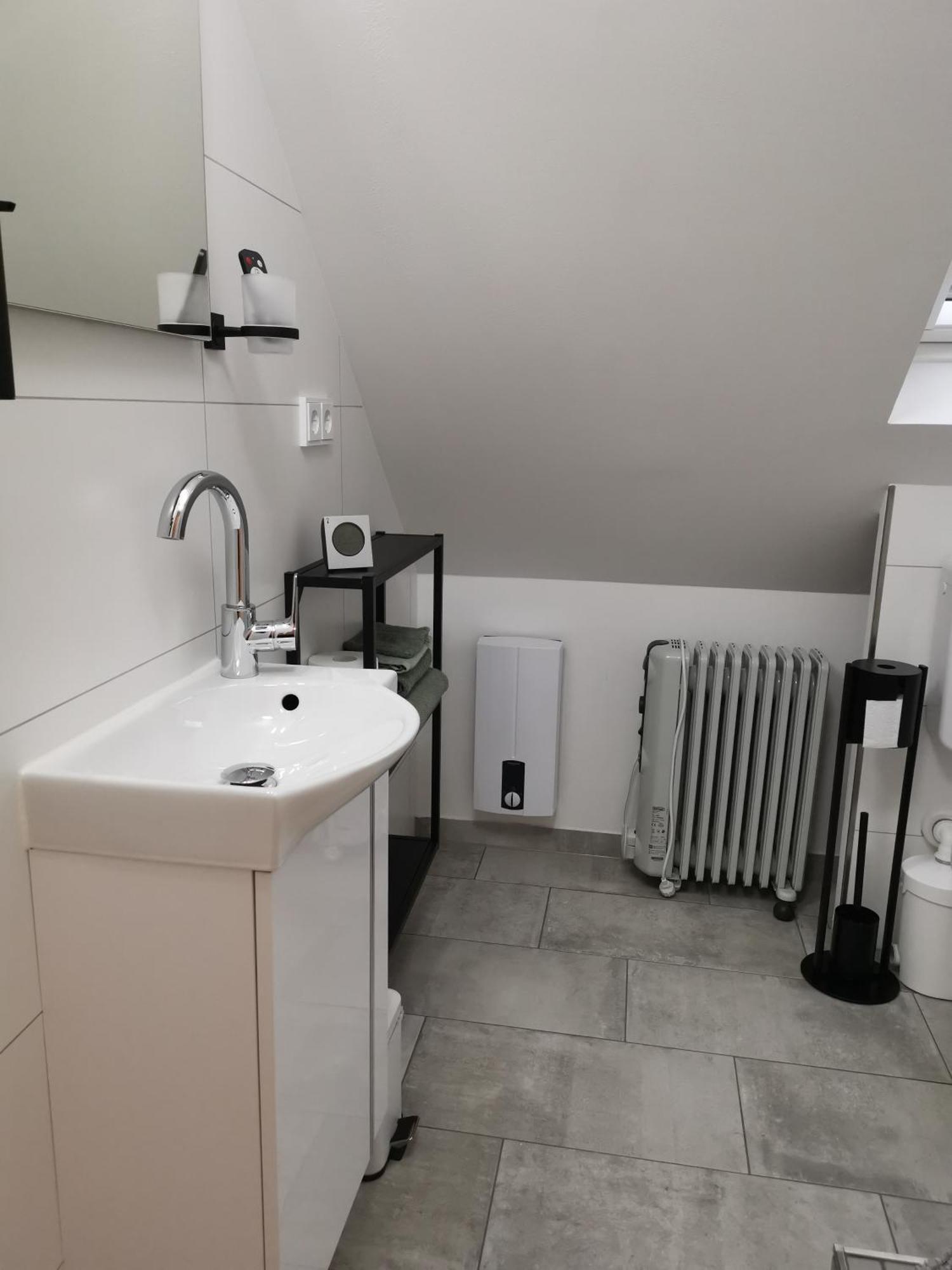 Apartment Dachzimmer Mit Kochecke Und Duschbad, Nahe Messe
