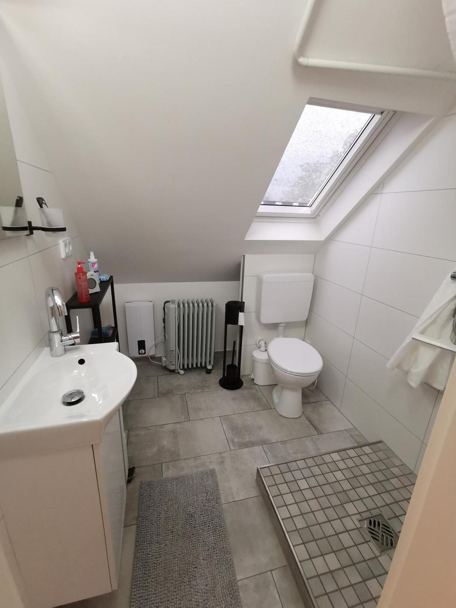 Dachzimmer Mit Kochecke Und Duschbad, Nahe Messe Apartment *