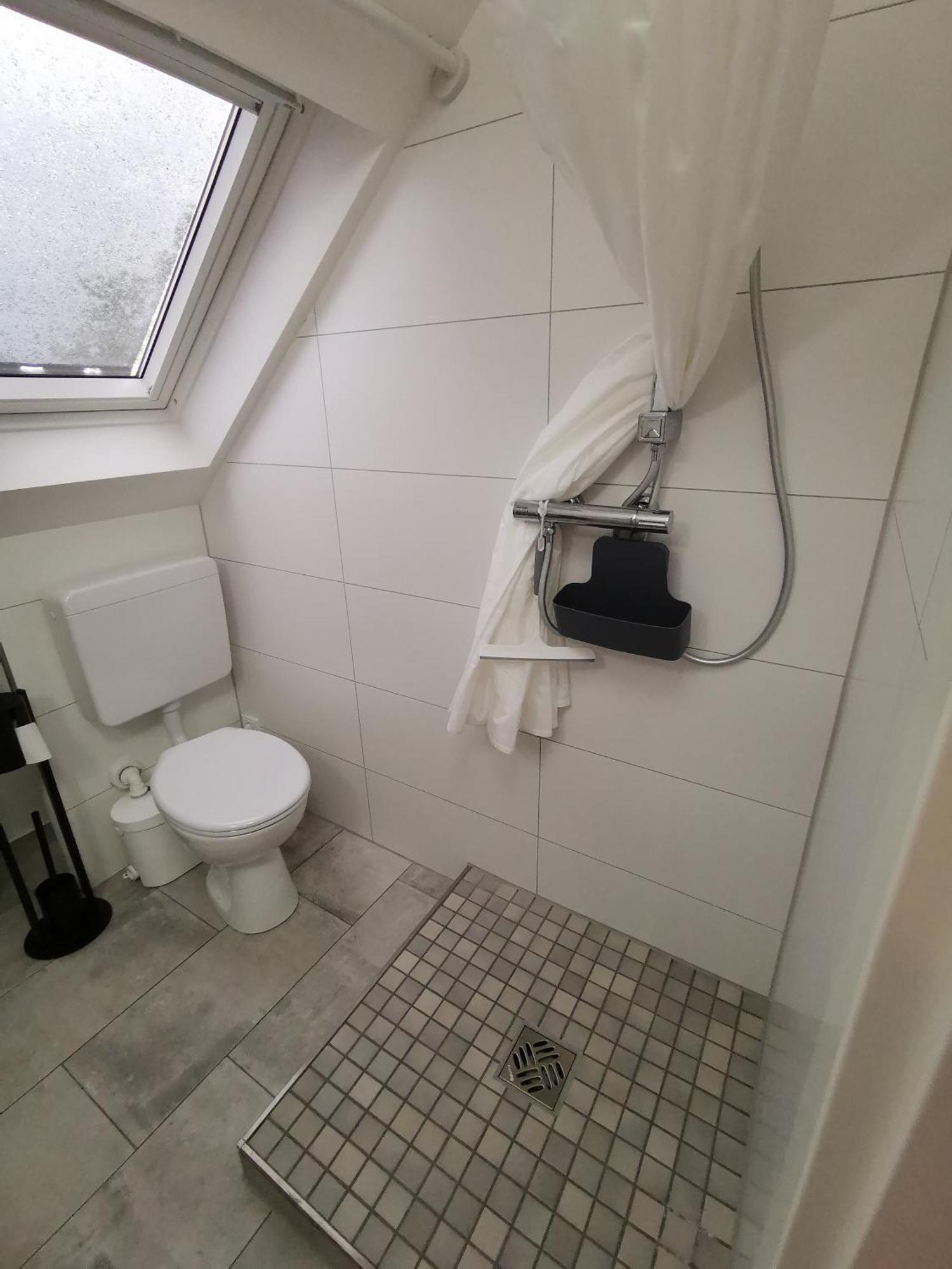 Apartment Dachzimmer Mit Kochecke Und Duschbad, Nahe Messe