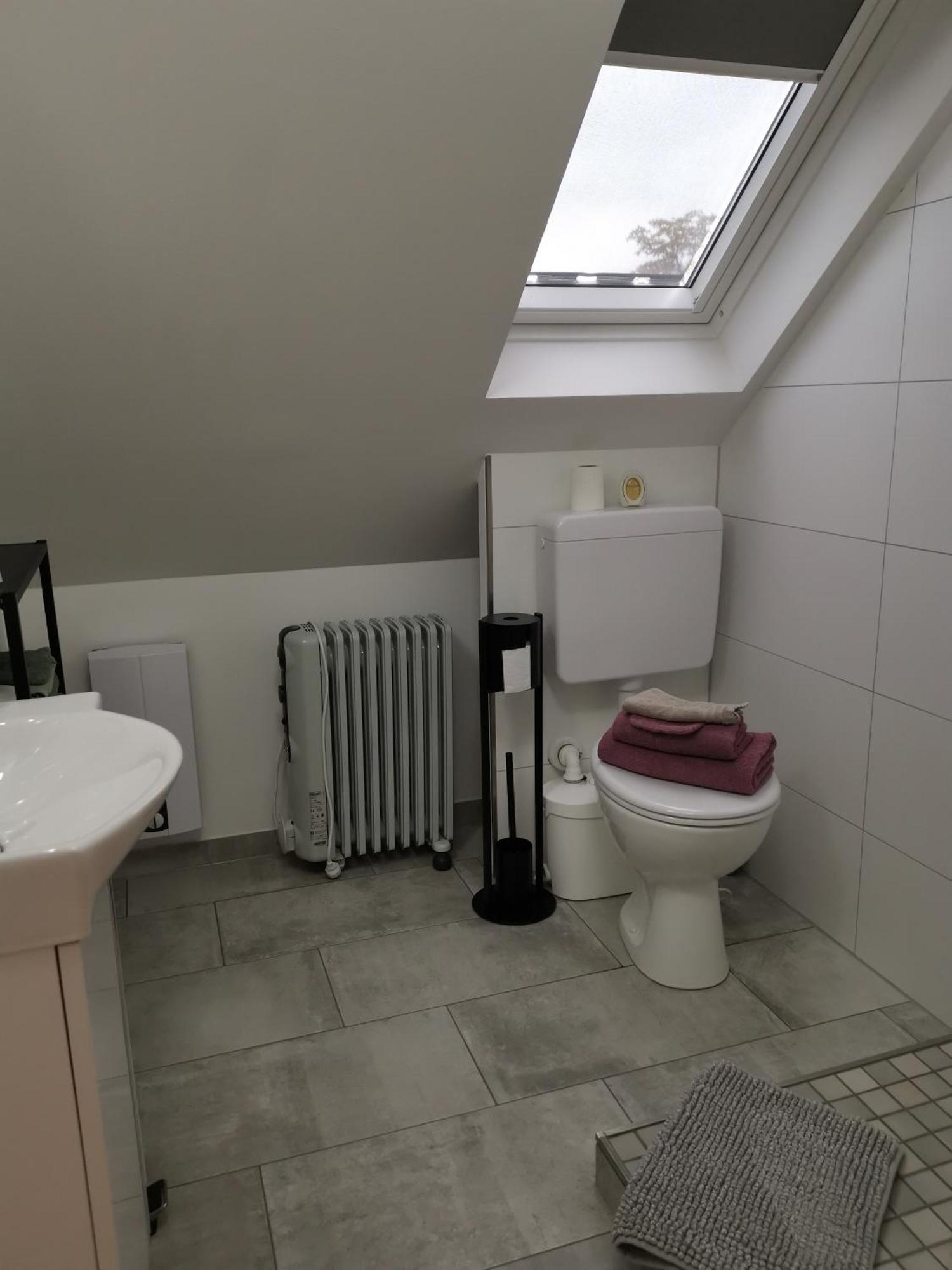 Dachzimmer Mit Kochecke Und Duschbad, Nahe Messe Apartment