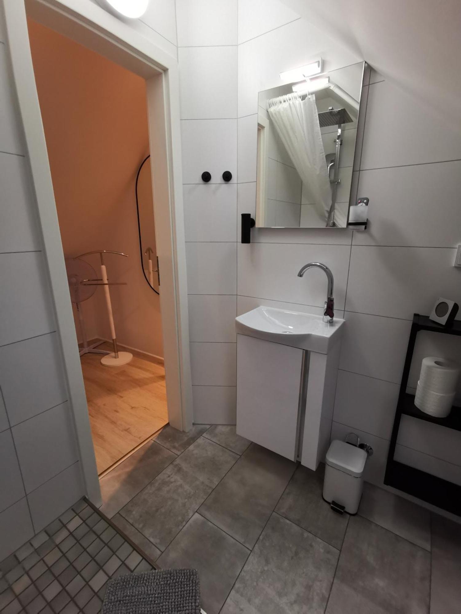 Apartment Dachzimmer Mit Kochecke Und Duschbad, Nahe Messe